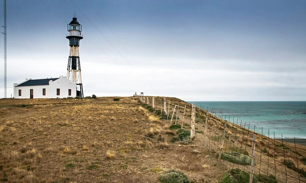 Faro y acantilados de Cabo Vírgenes vistos desde el mirador