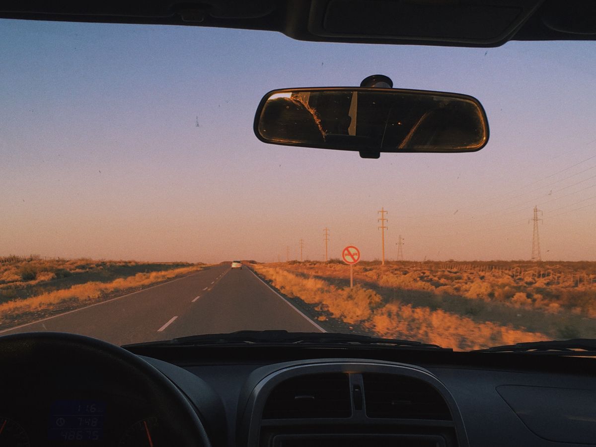 Vista de la ruta patagónica al atardecer desde adentro del auto