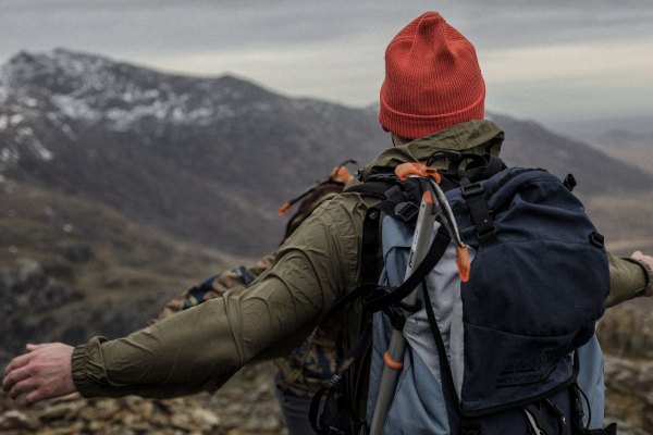 Maleta con ropa y equipo de trekking para Patagonia